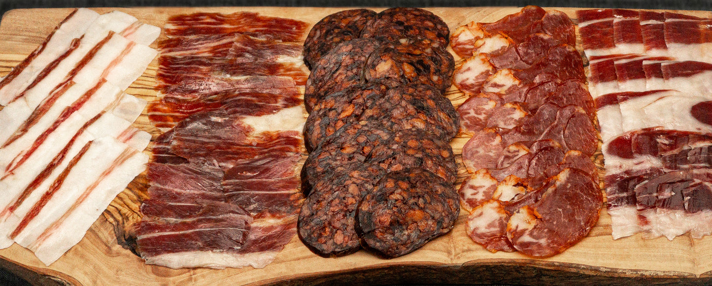 Tapasplatte mit Panceta, Paleta Jabugo DOP, * Morcilla de Bellota, Lomito Presa de Bellota und Jamón Jabugo DOP