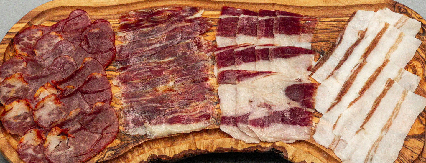 Tapasplatte mit Lomito Presa de Bellota, Paleta Jabugo DOP, Jamón Jabugo DOP und Panceta